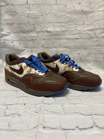 Size 10 Men's Brown Print Nike Tennis Shoe