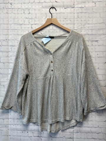 Size Medium Ladies Gray Print Very J Top