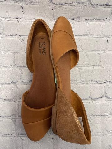 Size 9 Ladies Tan TOMS Shoe