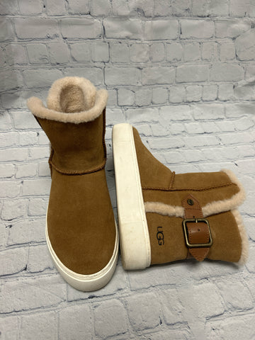 Size 6 Ladies Tan Ugg Bootie