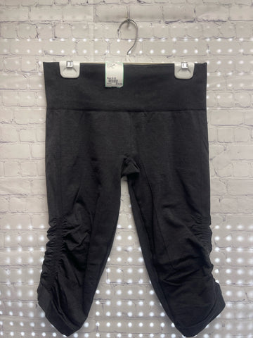 Size 8-10 Ladies Black lulu lemon Workout Capri