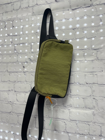 Size Small Ladies Green lulu lemon Bag